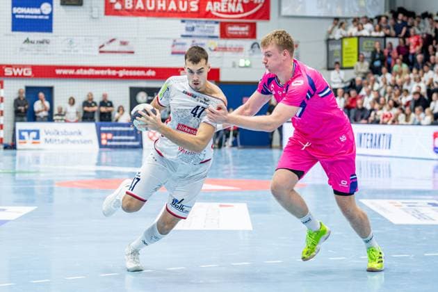 2. Handball Bundesliga; TV Hüttenberg - TSV Bayer Dormagen, 11.10.25 Danil Dyatlov (TV Hüttenberg, 47), Frederik Sondermann (TSV Bayer Dormagen, 55) 2. Handball Bundesliga; TV Hüttenberg - TSV Bayer Dormagen: Hüttenberg, 11.10.25 Copyright: xBEAUTIFULxSPORTS Roeczeyx