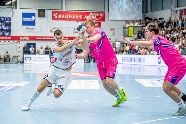 2. Handball Bundesliga; TV Hüttenberg - TSV Bayer Dormagen, 11.10.25 Danil Dyatlov (TV Hüttenberg, 47), Frederik Sondermann (TSV Bayer Dormagen, 55), 2. Handball Bundesliga; TV Hüttenberg - TSV Bayer Dormagen: Hüttenberg, 11.10.25 Copyright: xBEAUTIFULxSPORTS Roeczeyx