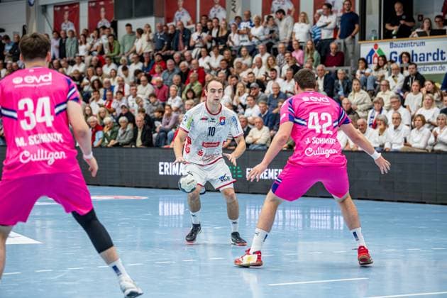 2. Handball Bundesliga; TV Hüttenberg - TSV Bayer Dormagen, 11.10.25 Paul Ohl (TV Hüttenberg, 10), Jan Schmidt (TSV Bayer Dormagen, 42), Max Schmidt (TSV Bayer Dormagen, 34) 2. Handball Bundesliga; TV Hüttenberg - TSV Bayer Dormagen: Hüttenberg, 11.10.25 Copyright: xBEAUTIFULxSPORTS Roeczeyx