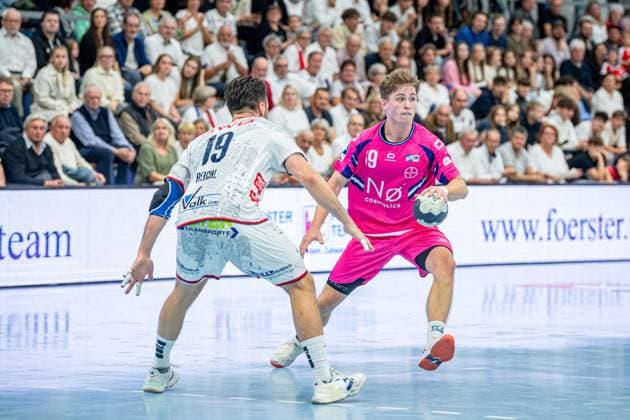 2. Handball Bundesliga; TV Hüttenberg - TSV Bayer Dormagen, 11.10.25 Finn Schroven (TSV Bayer Dormagen, 19), Vit Reichl (TV Hüttenberg, 19) 2. Handball Bundesliga; TV Hüttenberg - TSV Bayer Dormagen: Hüttenberg, 11.10.25 Copyright: xBEAUTIFULxSPORTS Roeczeyx