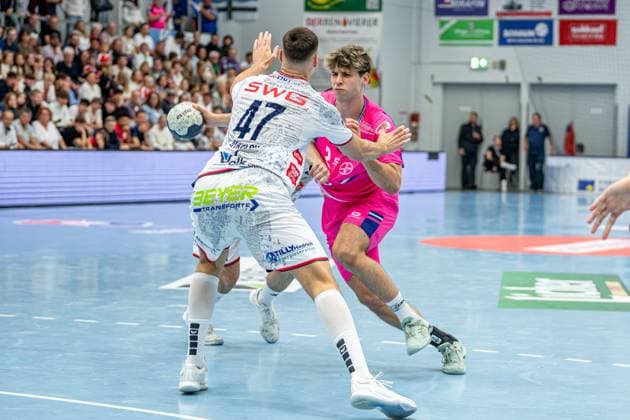 2. Handball Bundesliga; TV Hüttenberg - TSV Bayer Dormagen, 11.10.25 Luca Krist (TSV Bayer Dormagen, 2), Danil Dyatlov (TV Hüttenberg, 47) 2. Handball Bundesliga; TV Hüttenberg - TSV Bayer Dormagen: Hüttenberg, 11.10.25 Copyright: xBEAUTIFULxSPORTS Roeczeyx
