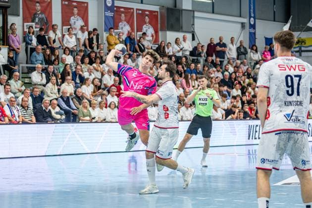 2. Handball Bundesliga; TV Hüttenberg - TSV Bayer Dormagen, 11.10.25 Luca Krist (TSV Bayer Dormagen, 2), Hendrik Schreiber (TV Hüttenberg, 51) 2. Handball Bundesliga; TV Hüttenberg - TSV Bayer Dormagen: Hüttenberg, 11.10.25 Copyright: xBEAUTIFULxSPORTS Roeczeyx