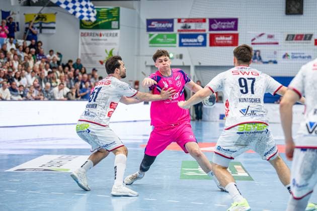 2. Handball Bundesliga; TV Hüttenberg - TSV Bayer Dormagen, 11.10.25 Max Schmidt (TSV Bayer Dormagen, 34), Hendrik Schreiber (TV Hüttenberg, 51), David Kuntscher (TV Hüttenberg, 97) 2. Handball Bundesliga; TV Hüttenberg - TSV Bayer Dormagen: Hüttenberg, 11.10.25 Copyright: xBEAUTIFULxSPORTS Roeczeyx