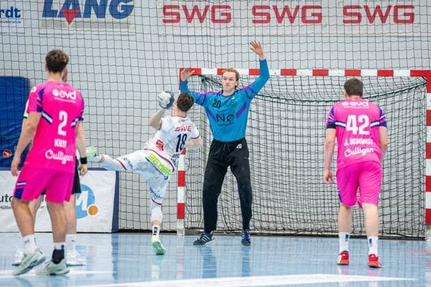 2. Handball Bundesliga; TV Hüttenberg - TSV Bayer Dormagen, 11.10.25 Tim Rüdiger (TV Hüttenberg, 18), Christian Simonsen (TSV Bayer Dormagen, 20), Jan Schmidt (TSV Bayer Dormagen, 42), Luca Krist (TSV Bayer Dormagen, 2) 2. Handball Bundesliga; TV Hüttenberg - TSV Bayer Dormagen: Hüttenberg, 11.10.25 Copyright: xBEAUTIFULxSPORTS Roeczeyx