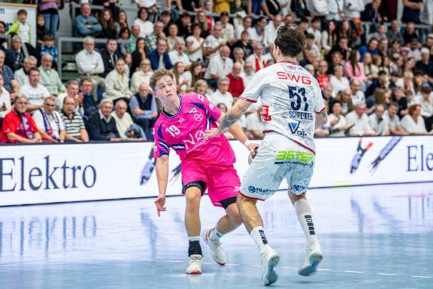2. Handball Bundesliga; TV Hüttenberg - TSV Bayer Dormagen, 11.10.25 Finn Schroven (TSV Bayer Dormagen, 19), Hendrik Schreiber (TV Hüttenberg, 51) 2. Handball Bundesliga; TV Hüttenberg - TSV Bayer Dormagen: Hüttenberg, 11.10.25 Copyright: xBEAUTIFULxSPORTS Roeczeyx