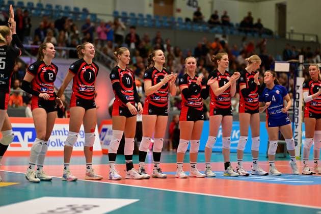 Volleyball I Frauen I Saison 2025-2026 I Bundesliga I 1. Spieltag I ETV Hamburger Volksbank Volleys - Allianz MTV Stuttgart I 11.10.2025 Hannah Ammerman (12, ETV Hamburger Volksbank Volleys) Leonie Körtzinger (7, ETV Hamburger Volksbank Volleys) Svea Frobel (11, ETV Hamburger Volksbank Volleys) Alexa Sophie Thaden (15, ETV Hamburger Volksbank Volleys) Luise Klein (9, ETV Hamburger Volksbank Volleys) Constanze von Meyenn (6, ETV Hamburger Volksbank Volleys) Anna Hartig (5, ETV Hamburger Volksbank Volleys) Sarah Stiriz (4, ETV Hamburger Volksbank Volleys) Lina Köster (3, ETV Hamburger Volksbank Volleys) Hamburg CU-Arena Hamburg Deutschland Copyright: xLobeca FelixxSchlikisx