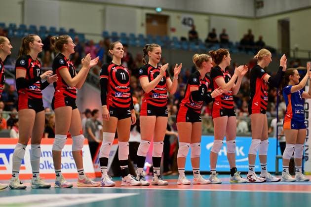 Volleyball I Frauen I Saison 2025-2026 I Bundesliga I 1. Spieltag I ETV Hamburger Volksbank Volleys - Allianz MTV Stuttgart I 11.10.2025 Hannah Ammerman (12, ETV Hamburger Volksbank Volleys) Leonie Körtzinger (7, ETV Hamburger Volksbank Volleys) Svea Frobel (11, ETV Hamburger Volksbank Volleys) Alexa Sophie Thaden (15, ETV Hamburger Volksbank Volleys) Luise Klein (9, ETV Hamburger Volksbank Volleys) Constanze von Meyenn (6, ETV Hamburger Volksbank Volleys) Anna Hartig (5, ETV Hamburger Volksbank Volleys) Sarah Stiriz (4, ETV Hamburger Volksbank Volleys) Hamburg CU-Arena Hamburg Deutschland Copyright: xLobeca FelixxSchlikisx