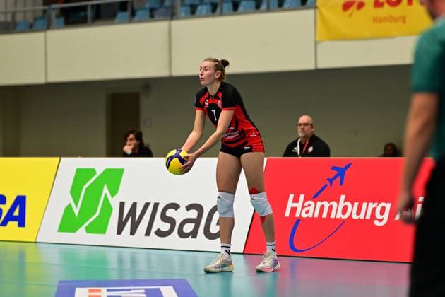 Volleyball I Frauen I Saison 2025-2026 I Bundesliga I 1. Spieltag I ETV Hamburger Volksbank Volleys - Allianz MTV Stuttgart I 11.10.2025 Leonie Körtzinger (7, ETV Hamburger Volksbank Volleys) Hamburg CU-Arena Hamburg Deutschland Copyright: xLobeca FelixxSchlikisx