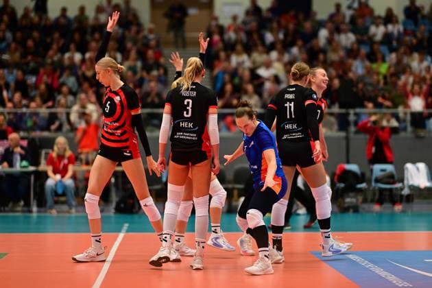 Volleyball I Frauen I Saison 2025-2026 I Bundesliga I 1. Spieltag I ETV Hamburger Volksbank Volleys - Allianz MTV Stuttgart I 11.10.2025 Jubel, Begeisterung, Enthusiasmus, Euphorie, Freude, Glücksgefühl, Heiterkeit bei: ETV Hamburger Volksbank Volleys Frauen Hamburg CU-Arena Hamburg Deutschland Copyright: xLobeca FelixxSchlikisx