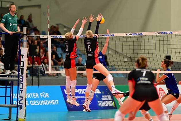 Volleyball I Frauen I Saison 2025-2026 I Bundesliga I 1. Spieltag I ETV Hamburger Volksbank Volleys - Allianz MTV Stuttgart I 11.10.2025 Lina Köster (3, ETV Hamburger Volksbank Volleys) Anna Hartig (5, ETV Hamburger Volksbank Volleys) gegen Antonia Stautz (6, Allianz MTV Stuttgart) Hamburg CU-Arena Hamburg Deutschland Copyright: xLobeca FelixxSchlikisx
