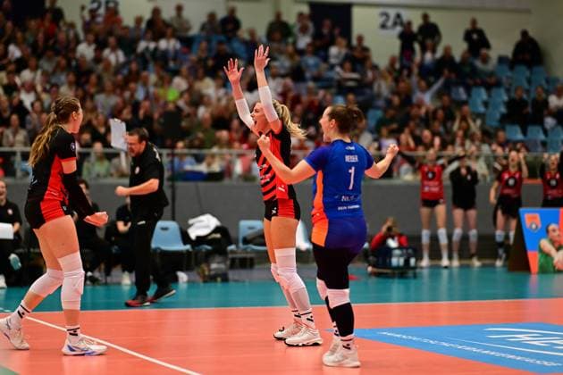 Volleyball I Frauen I Saison 2025-2026 I Bundesliga I 1. Spieltag I ETV Hamburger Volksbank Volleys - Allianz MTV Stuttgart I 11.10.2025 Jubel, Begeisterung, Enthusiasmus, Euphorie, Freude, Glücksgefühl, Heiterkeit bei: Lina Köster (3, ETV Hamburger Volksbank Volleys) Hamburg CU-Arena Hamburg Deutschland Copyright: xLobeca FelixxSchlikisx