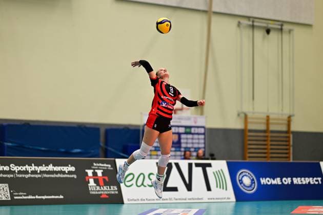 Volleyball I Frauen I Saison 2025-2026 I Bundesliga I 1. Spieltag I ETV Hamburger Volksbank Volleys - Allianz MTV Stuttgart I 11.10.2025 Zoe Konjer (8, ETV Hamburger Volksbank Volleys) Hamburg CU-Arena Hamburg Deutschland Copyright: xLobeca FelixxSchlikisx