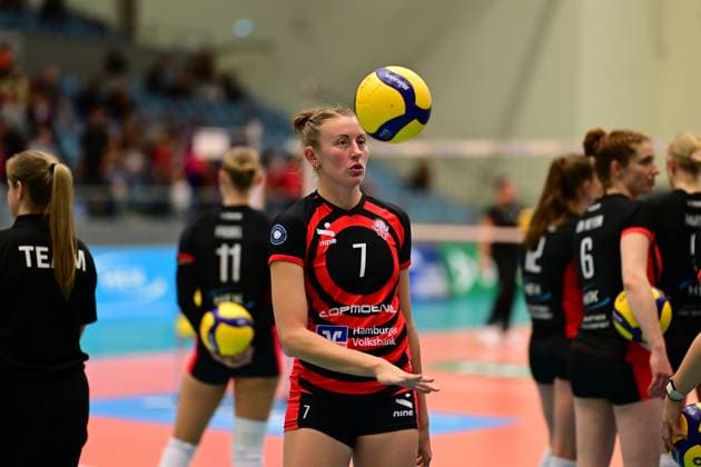 Volleyball I Frauen I Saison 2025-2026 I Bundesliga I 1. Spieltag I ETV Hamburger Volksbank Volleys - Allianz MTV Stuttgart I 11.10.2025 Leonie Körtzinger (7, ETV Hamburger Volksbank Volleys) Hamburg CU-Arena Hamburg Deutschland Copyright: xLobeca FelixxSchlikisx