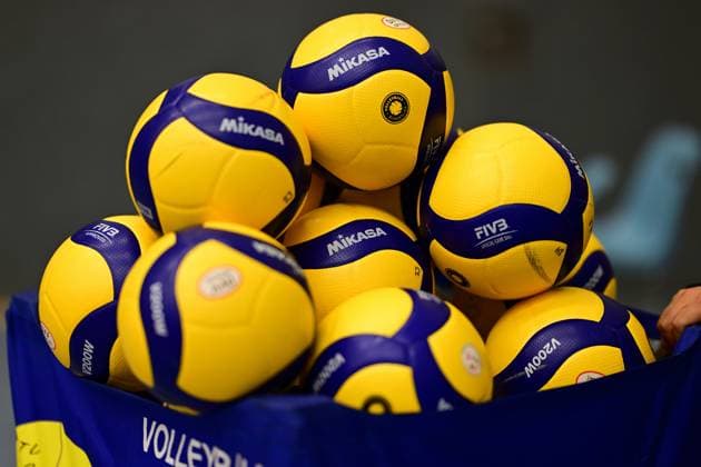 Volleyball I Frauen I Saison 2025-2026 I Bundesliga I 1. Spieltag I ETV Hamburger Volksbank Volleys - Allianz MTV Stuttgart I 11.10.2025 Symbol, Symbolfoto, Symbolbild, Sinnbild, Bildsymbol, Darstellung, Signum, Beispielbild, Musterbild, Referenzbild, Beispielfoto, Stockfoto, Archivaufnahme, Demonstrationsfoto, Vergleichsbild, Volleyball, Ball, Gelb, Blau, Mikasa, Hamburg CU-Arena Hamburg Deutschland Copyright: xLobeca FelixxSchlikisx