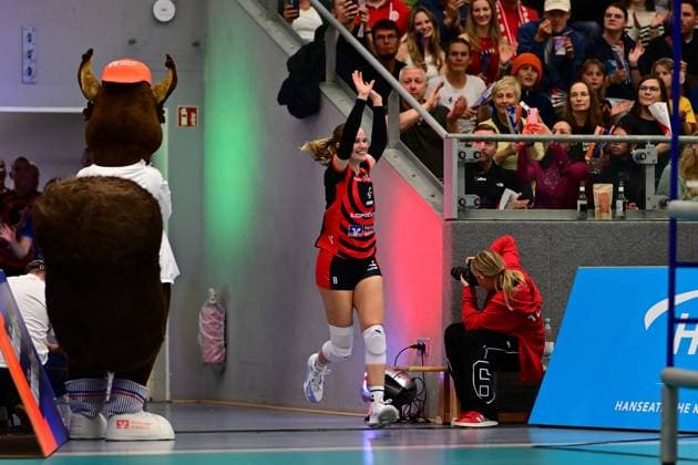 Volleyball I Frauen I Saison 2025-2026 I Bundesliga I 1. Spieltag I ETV Hamburger Volksbank Volleys - Allianz MTV Stuttgart I 11.10.2025 Einlaufen Zoe Konjer (8, ETV Hamburger Volksbank Volleys) Hamburg CU-Arena Hamburg Deutschland Copyright: xLobeca FelixxSchlikisx