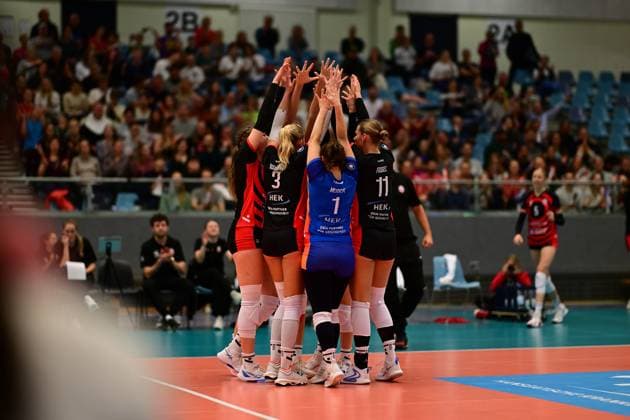 Volleyball I Frauen I Saison 2025-2026 I Bundesliga I 1. Spieltag I ETV Hamburger Volksbank Volleys - Allianz MTV Stuttgart I 11.10.2025 ETV Hamburger Volksbank Volleys zusammen Hamburg CU-Arena Hamburg Deutschland Copyright: xLobeca FelixxSchlikisx