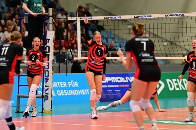 Volleyball I Frauen I Saison 2025-2026 I Bundesliga I 1. Spieltag I ETV Hamburger Volksbank Volleys - Allianz MTV Stuttgart I 11.10.2025 Jubel, Begeisterung, Enthusiasmus, Euphorie, Freude, Glücksgefühl, Heiterkeit bei: Anna Hartig (5, ETV Hamburger Volksbank Volleys) mitte Hamburg CU-Arena Hamburg Deutschland Copyright: xLobeca FelixxSchlikisx