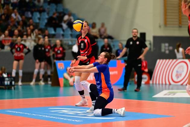 Volleyball I Frauen I Saison 2025-2026 I Bundesliga I 1. Spieltag I ETV Hamburger Volksbank Volleys - Allianz MTV Stuttgart I 11.10.2025 Jana-Marie Meiser (1, ETV Hamburger Volksbank Volleys) am Ball Hamburg CU-Arena Hamburg Deutschland Copyright: xLobeca FelixxSchlikisx