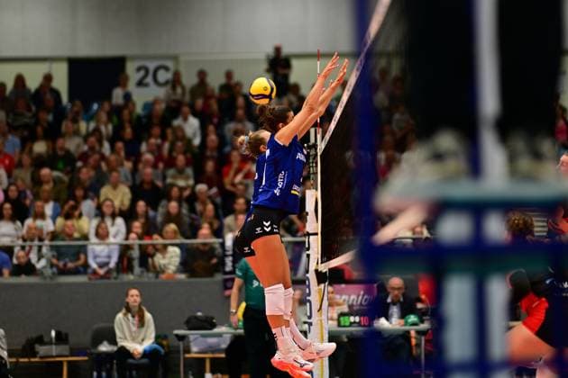 Volleyball I Frauen I Saison 2025-2026 I Bundesliga I 1. Spieltag I ETV Hamburger Volksbank Volleys - Allianz MTV Stuttgart I 11.10.2025 Block Allianz MTV Stuttgart Frauen Hamburg CU-Arena Hamburg Deutschland Copyright: xLobeca FelixxSchlikisx