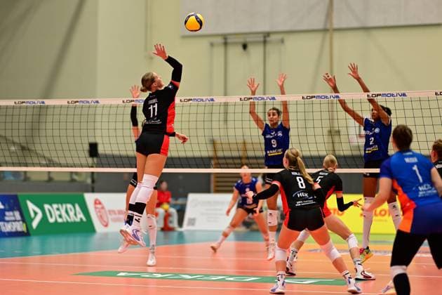 Volleyball I Frauen I Saison 2025-2026 I Bundesliga I 1. Spieltag I ETV Hamburger Volksbank Volleys - Allianz MTV Stuttgart I 11.10.2025 Svea Frobel (11, ETV Hamburger Volksbank Volleys) will den Ball schlagen Hamburg CU-Arena Hamburg Deutschland Copyright: xLobeca FelixxSchlikisx