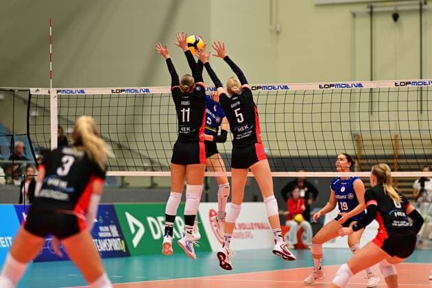 Volleyball I Frauen I Saison 2025-2026 I Bundesliga I 1. Spieltag I ETV Hamburger Volksbank Volleys - Allianz MTV Stuttgart I 11.10.2025 Block Svea Frobel (11, ETV Hamburger Volksbank Volleys) und Anna Hartig (5, ETV Hamburger Volksbank Volleys) gegen Jasmine Gross (3, Allianz MTV Stuttgart) Hamburg CU-Arena Hamburg Deutschland Copyright: xLobeca FelixxSchlikisx