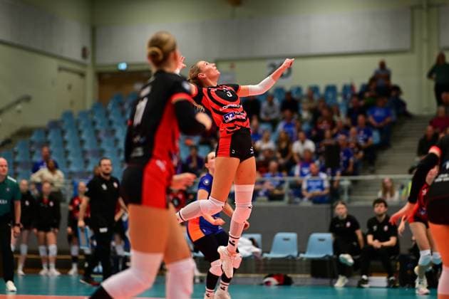 Volleyball I Frauen I Saison 2025-2026 I Bundesliga I 1. Spieltag I ETV Hamburger Volksbank Volleys - Allianz MTV Stuttgart I 11.10.2025 Schlag Lina Köster (3, ETV Hamburger Volksbank Volleys) Hamburg CU-Arena Hamburg Deutschland Copyright: xLobeca FelixxSchlikisx