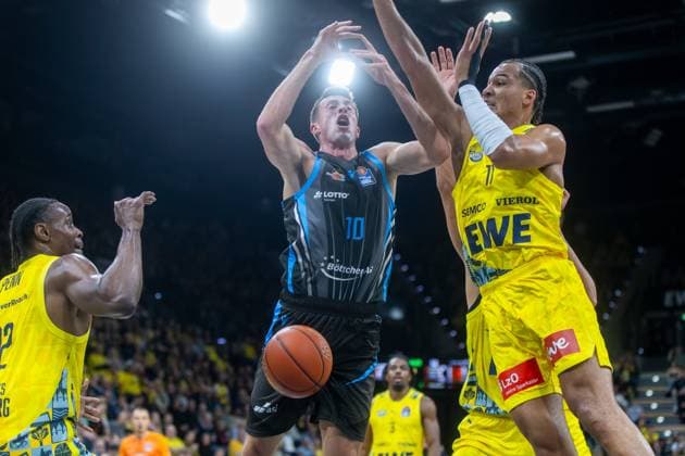 Oldenburg, Niedersachsen, DEU, 11.10.2025, Joe Wieskamp (links, Science City Jena) und Nicholas Tischler (rechts, EWE Baskets Oldenburg). EWE Baskets Oldenburg vs. Science City Jena. 1. Basketball-Bundesliga Saison 2025 2026, 4. Spieltag, Grosse EWE Arena. EWE Baskets Oldenburg vs. Science City Jena