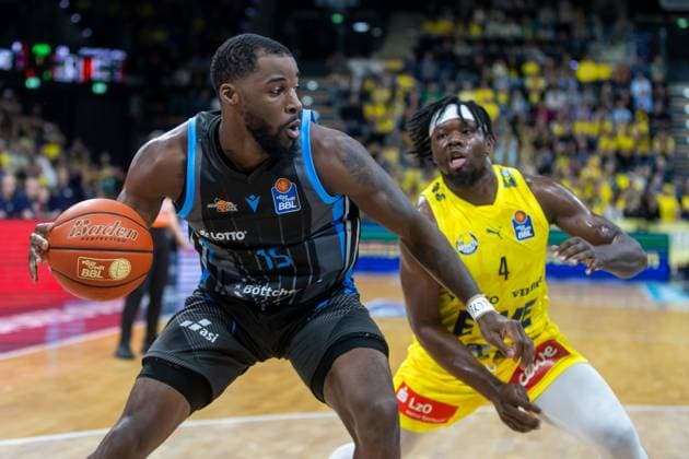 Oldenburg, Niedersachsen, DEU, 11.10.2025, Naz Bohannon (links, Science City Jena) und Brian Fobbs (rechts, EWE Baskets Oldenburg). EWE Baskets Oldenburg vs. Science City Jena. 1. Basketball-Bundesliga Saison 2025 2026, 4. Spieltag, Grosse EWE Arena. EWE Baskets Oldenburg vs. Science City Jena