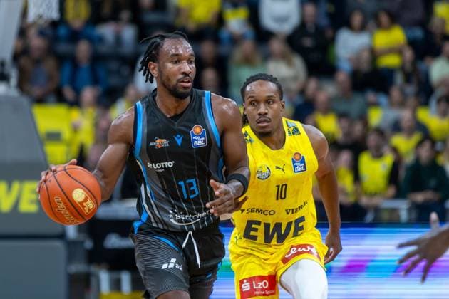 Oldenburg, Niedersachsen, DEU, 11.10.2025, Keith Braxton JR (links, Science City Jena) und James Woodard (rechts, EWE Baskets Oldenburg). EWE Baskets Oldenburg vs. Science City Jena. 1. Basketball-Bundesliga Saison 2025 2026, 4. Spieltag, Grosse EWE Arena. EWE Baskets Oldenburg vs. Science City Jena
