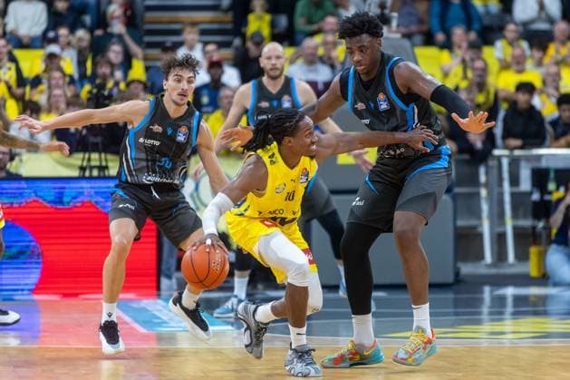 Oldenburg, Niedersachsen, DEU, 11.10.2025, James Woodard (Mitte, EWE Baskets Oldenburg) und Great Osobor (rechts, Science City Jena). EWE Baskets Oldenburg vs. Science City Jena. 1. Basketball-Bundesliga Saison 2025 2026, 4. Spieltag, Grosse EWE Arena. EWE Baskets Oldenburg vs. Science City Jena