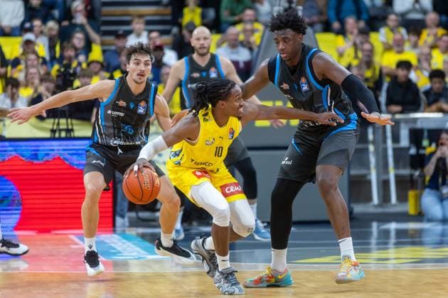 Oldenburg, Niedersachsen, DEU, 11.10.2025, James Woodard (Mitte, EWE Baskets Oldenburg) und Great Osobor (rechts, Science City Jena). EWE Baskets Oldenburg vs. Science City Jena. 1. Basketball-Bundesliga Saison 2025 2026, 4. Spieltag, Grosse EWE Arena. EWE Baskets Oldenburg vs. Science City Jena