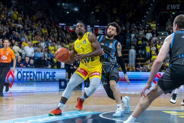 Oldenburg, Niedersachsen, DEU, 11.10.2025, Christopher Clemons (links, EWE Baskets Oldenburg) und Tavian Dunn-Martin (rechts, Science City Jena). EWE Baskets Oldenburg vs. Science City Jena. 1. Basketball-Bundesliga Saison 2025 2026, 4. Spieltag, Grosse EWE Arena. EWE Baskets Oldenburg vs. Science City Jena