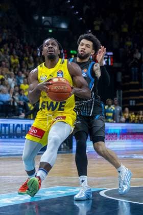Oldenburg, Niedersachsen, DEU, 11.10.2025, Christopher Clemons (links, EWE Baskets Oldenburg) und Tavian Dunn-Martin (rechts, Science City Jena). EWE Baskets Oldenburg vs. Science City Jena. 1. Basketball-Bundesliga Saison 2025 2026, 4. Spieltag, Grosse EWE Arena. EWE Baskets Oldenburg vs. Science City Jena
