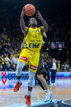 Oldenburg, Niedersachsen, DEU, 11.10.2025, Christopher Clemons (EWE Baskets Oldenburg). EWE Baskets Oldenburg vs. Science City Jena. 1. Basketball-Bundesliga Saison 2025 2026, 4. Spieltag, Grosse EWE Arena. EWE Baskets Oldenburg vs. Science City Jena