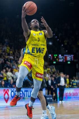 Oldenburg, Niedersachsen, DEU, 11.10.2025, Christopher Clemons (EWE Baskets Oldenburg). EWE Baskets Oldenburg vs. Science City Jena. 1. Basketball-Bundesliga Saison 2025 2026, 4. Spieltag, Grosse EWE Arena. EWE Baskets Oldenburg vs. Science City Jena