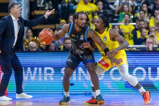 Oldenburg, Niedersachsen, DEU, 11.10.2025, Keith Braxton JR (links, Science City Jena) und Christopher Clemons (rechts, EWE Baskets Oldenburg).EWE Baskets Oldenburg vs. Science City Jena. 1. Basketball-Bundesliga Saison 2025 2026, 4. Spieltag, Grosse EWE Arena. EWE Baskets Oldenburg vs. Science City Jena