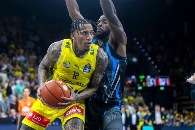 Oldenburg, Niedersachsen, DEU, 11.10.2025, Michale Kyser (links, EWE Baskets Oldenburg) und Naz Bohannon (rechts, Science City Jena). EWE Baskets Oldenburg vs. Science City Jena. 1. Basketball-Bundesliga Saison 2025 2026, 4. Spieltag, Grosse EWE Arena. EWE Baskets Oldenburg vs. Science City Jena