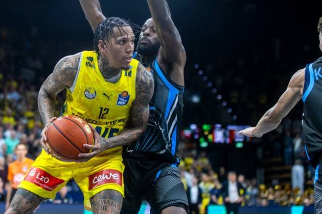 Oldenburg, Niedersachsen, DEU, 11.10.2025, Michale Kyser (links, EWE Baskets Oldenburg) und Naz Bohannon (rechts, Science City Jena). EWE Baskets Oldenburg vs. Science City Jena. 1. Basketball-Bundesliga Saison 2025 2026, 4. Spieltag, Grosse EWE Arena. EWE Baskets Oldenburg vs. Science City Jena