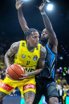 Oldenburg, Niedersachsen, DEU, 11.10.2025, Michale Kyser (links, EWE Baskets Oldenburg) und Naz Bohannon (rechts, Science City Jena). EWE Baskets Oldenburg vs. Science City Jena. 1. Basketball-Bundesliga Saison 2025 2026, 4. Spieltag, Grosse EWE Arena. EWE Baskets Oldenburg vs. Science City Jena