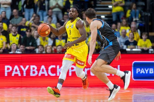 Oldenburg, Niedersachsen, DEU, 11.10.2025, Christopher Clemons (links, EWE Baskets Oldenburg) und Kristofer Krause (rechts, Science City Jena). EWE Baskets Oldenburg vs. Science City Jena. 1. Basketball-Bundesliga Saison 2025 2026, 4. Spieltag, Grosse EWE Arena. EWE Baskets Oldenburg vs. Science City Jena