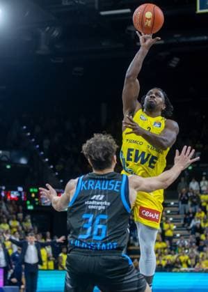 Oldenburg, Niedersachsen, DEU, 11.10.2025, Christopher Clemons (rechts, EWE Baskets Oldenburg) und Kristofer Krause (links, Science City Jena). EWE Baskets Oldenburg vs. Science City Jena. 1. Basketball-Bundesliga Saison 2025 2026, 4. Spieltag, Grosse EWE Arena. EWE Baskets Oldenburg vs. Science City Jena