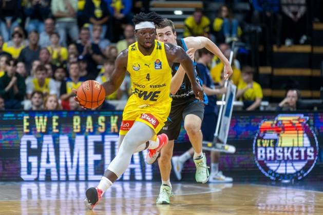 Oldenburg, Niedersachsen, DEU, 11.10.2025, Brian Fobbs (links, EWE Baskets Oldenburg) und Lorenz Bank (rechts, Science City Jena). EWE Baskets Oldenburg vs. Science City Jena. 1. Basketball-Bundesliga Saison 2025 2026, 4. Spieltag, Grosse EWE Arena. EWE Baskets Oldenburg vs. Science City Jena