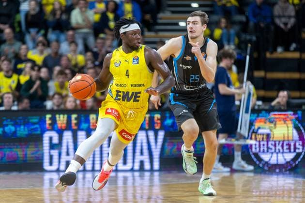 Oldenburg, Niedersachsen, DEU, 11.10.2025, Brian Fobbs (links, EWE Baskets Oldenburg) und Lorenz Bank (rechts, Science City Jena). EWE Baskets Oldenburg vs. Science City Jena. 1. Basketball-Bundesliga Saison 2025 2026, 4. Spieltag, Grosse EWE Arena. EWE Baskets Oldenburg vs. Science City Jena