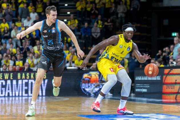 Oldenburg, Niedersachsen, DEU, 11.10.2025, Brian Fobbs (rechts, EWE Baskets Oldenburg) ubnd Lorenz Bank (links, Science City Jena). EWE Baskets Oldenburg vs. Science City Jena. 1. Basketball-Bundesliga Saison 2025 2026, 4. Spieltag, Grosse EWE Arena. EWE Baskets Oldenburg vs. Science City Jena