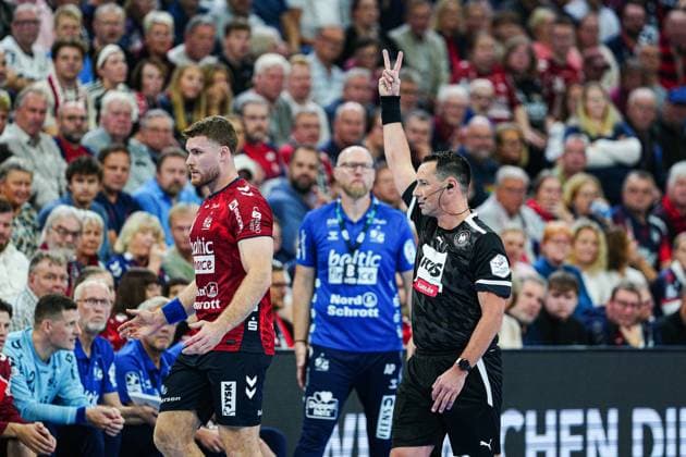 Zeitstrafe Johannes Golla (SG Flensburg-Handewitt, 04) GER, SG Flensburg-Handewitt vs. THW Kiel, Handball, Bundesliga, Spieltag 8, Saison 2026 2026, 11.10.2025 GER, SG Flensburg-Handewitt vs. THW Kiel, Handball, Bundesliga, Spieltag 8, Saison 2026 2026, 11.10.2025 Flensburg Copyright: xEibner-Pressefoto MarcelxvonxFehrnx EP_MFN