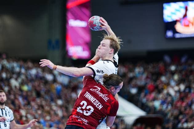 Kent Robin Toennesssen (SG Flensburg-Handewitt, 23), Eric Johansson (THW Kiel, 21) GER, SG Flensburg-Handewitt vs. THW Kiel, Handball, Bundesliga, Spieltag 8, Saison 2026 2026, 11.10.2025 GER, SG Flensburg-Handewitt vs. THW Kiel, Handball, Bundesliga, Spieltag 8, Saison 2026 2026, 11.10.2025 Flensburg Copyright: xEibner-Pressefoto MarcelxvonxFehrnx EP_MFN