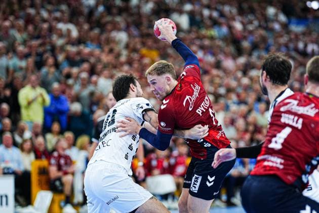 Veron Nacinovic (THW Kiel, 93), Simon Pytlick (SG Flensburg-Handewitt, 02) GER, SG Flensburg-Handewitt vs. THW Kiel, Handball, Bundesliga, Spieltag 8, Saison 2026 2026, 11.10.2025 GER, SG Flensburg-Handewitt vs. THW Kiel, Handball, Bundesliga, Spieltag 8, Saison 2026 2026, 11.10.2025 Flensburg Copyright: xEibner-Pressefoto MarcelxvonxFehrnx EP_MFN