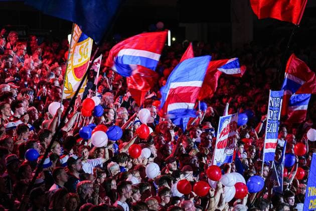 Fahnen und Luftballons von Fans SG Flensburg-Handewitt, Themenfoto, Themenbild, Symbolfoto, Symbolbild, Stockfoto GER, SG Flensburg-Handewitt vs. THW Kiel, Handball, Bundesliga, Spieltag 8, Saison 2026 2026, 11.10.2025 GER, SG Flensburg-Handewitt vs. THW Kiel, Handball, Bundesliga, Spieltag 8, Saison 2026 2026, 11.10.2025 Flensburg Copyright: xEibner-Pressefoto MarcelxvonxFehrnx EP_MFN