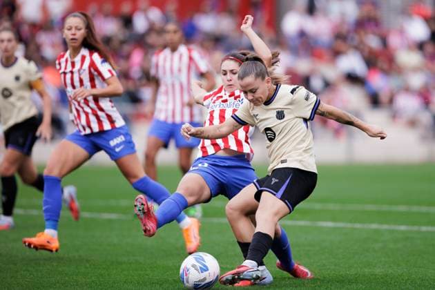 LIGA F - Atletico de Madrid vs Barcelona MADRID, SPAIN - October 12:Claudia Pina of Barcelona in action during the LIGA F match between Atletico de Madrid and Barcelona at Centro Deportivo Alcala de Henares in Madrid. (Photo by Guille Martinez f22photo) Madrid Centro Deportivo Alcala de Henar Spain Copyright: xGuillermoxMartinezx