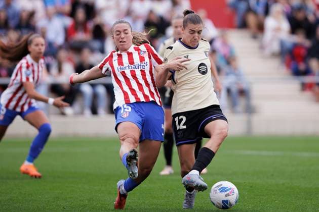 LIGA F - Atletico de Madrid vs Barcelona MADRID, SPAIN - October 12:Patri Guijarro of Barcelona and Silvia Lloris of Atletico de Madrid fight for the ball during the LIGA F match between Atletico de Madrid and Barcelona at Centro Deportivo Alcala de Henares in Madrid. (Photo by Guille Martinez f22photo) Madrid Centro Deportivo Alcala de Henar Spain Copyright: xGuillermoxMartinezx